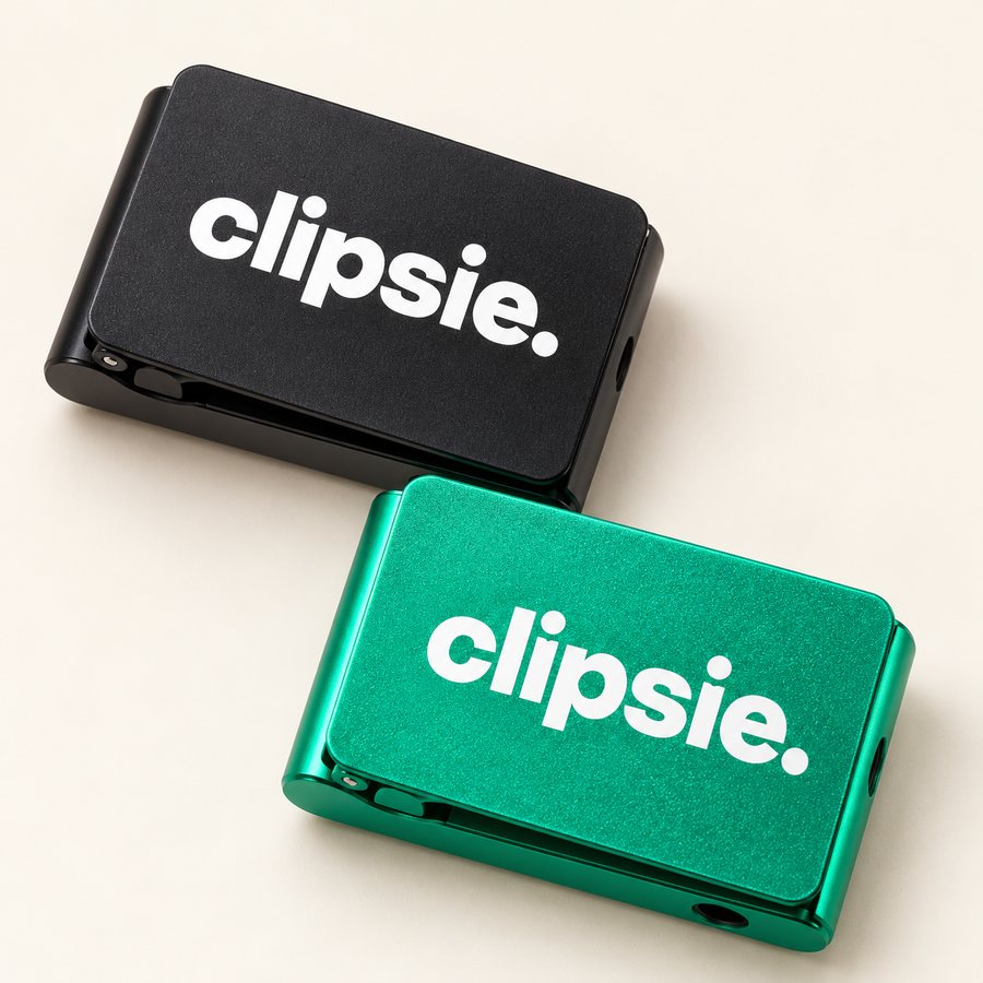 Achterkant van twee Clipsie-spelers, zwart en groen, met gegraveerd logo